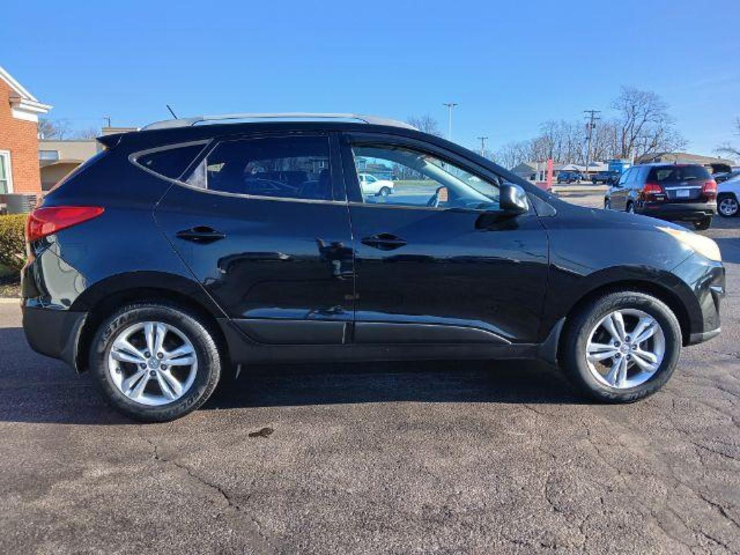 2011 Hyundai Tucson GLS 2WD (KM8JU3AC8BU) with an 2.4L L4 DOHC 16V engine, 6-Speed Automatic transmission, located at 1865 W 2nd St., Xenia, OH, 45385, (937) 372-7777, 39.681259, -83.961945 - 2011 Hyundai Tucson GLS 2WD - Photo#22