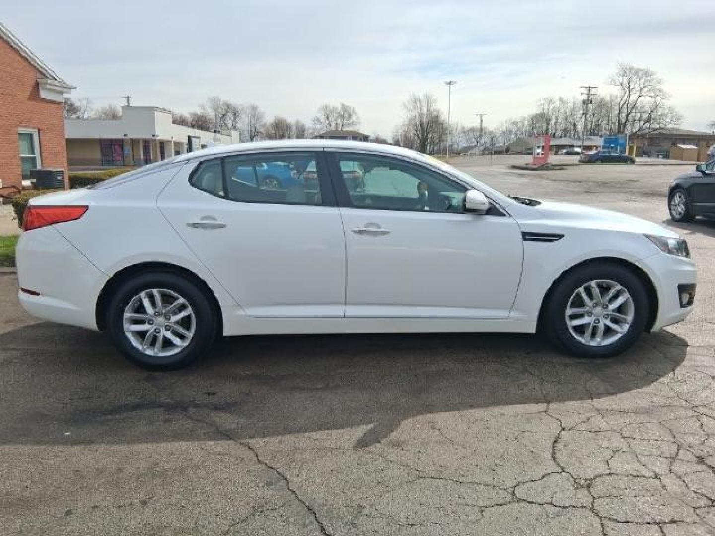 2013 Kia Optima LX (KNAGM4A71D5) with an 2.4L I-4 gasoline direct injection engine, located at 1865 W 2nd St., Xenia, OH, 45385, (937) 372-7777, 39.681259, -83.961945 - 2013 Kia Optima LX - Photo#5