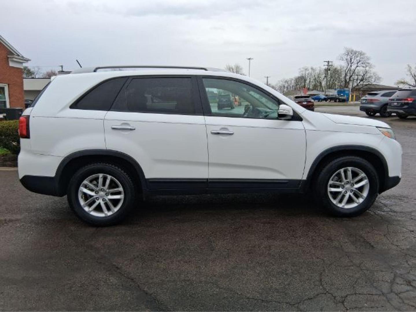2014 Kia Sorento LX 2WD (5XYKT4A60EG) with an 2.4L L4 DOHC 16V engine, 6-Speed Automatic transmission, located at 1865 W 2nd St., Xenia, OH, 45385, (937) 372-7777, 39.681259, -83.961945 - 2014 Kia Sorento LX 2WD - Photo#16