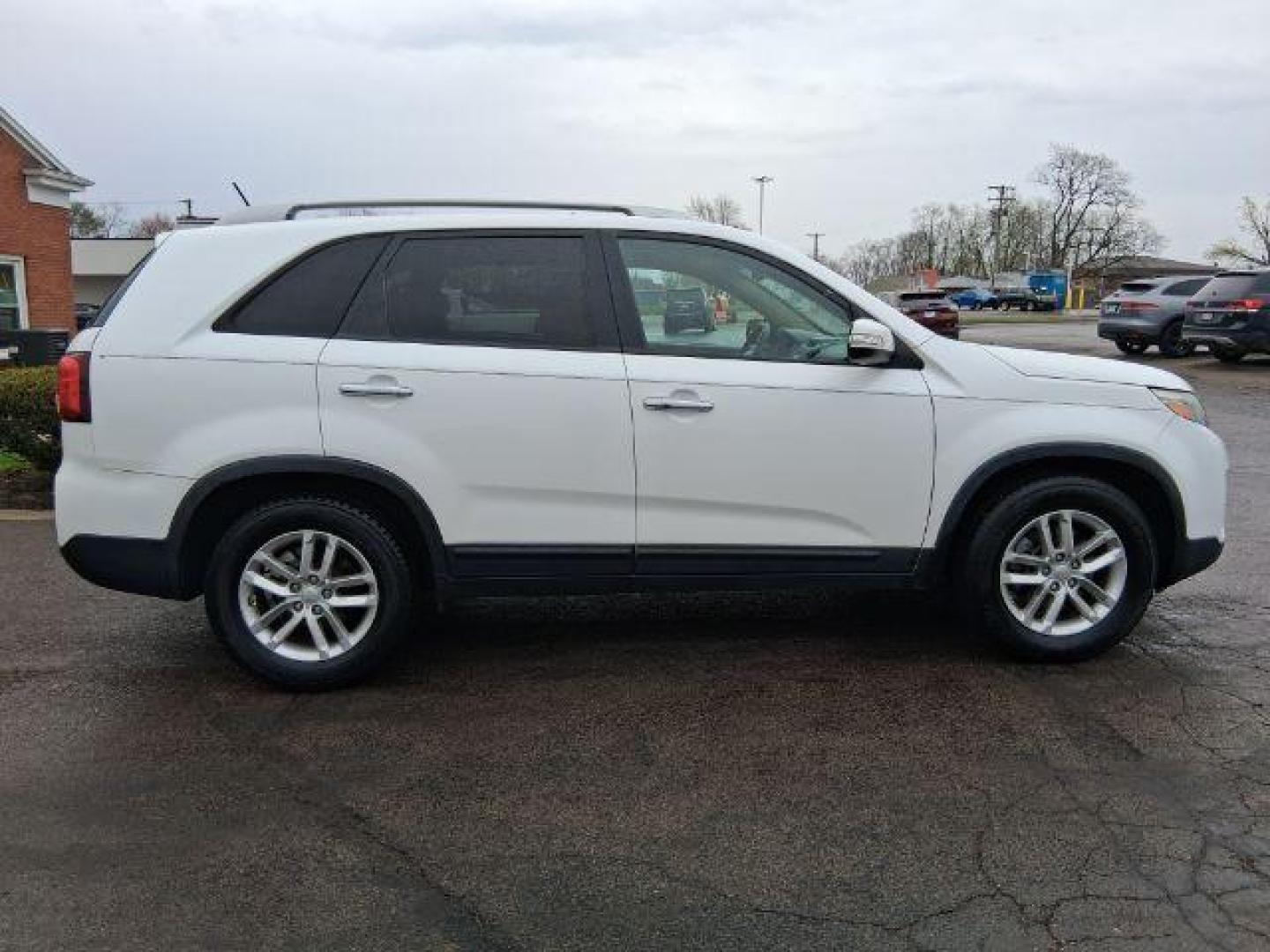 2014 Kia Sorento LX 2WD (5XYKT4A60EG) with an 2.4L L4 DOHC 16V engine, 6-Speed Automatic transmission, located at 1865 W 2nd St., Xenia, OH, 45385, (937) 372-7777, 39.681259, -83.961945 - 2014 Kia Sorento LX 2WD - Photo#3