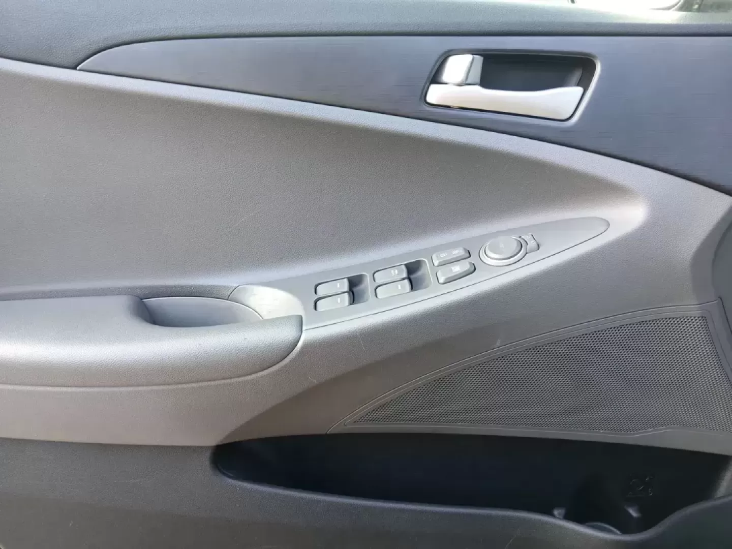 2013 Hyundai Sonata GLS (5NPEB4AC7DH) with an 2.4L L4 DOHC 16V engine, 6-Speed Automatic transmission, located at 1865 W 2nd St., Xenia, OH, 45385, (937) 372-7777, 39.681259, -83.961945 - Looking for the perfect sedan to elevate your daily commute or weekend adventures? Look no further than the 2013 Hyundai Sonata GLS, available now at Jamestown Auto Sales in Xenia, OH. This stylish and reliable vehicle embodies comfort and efficiency, making it an ideal choice for budget-conscious b - Photo#17