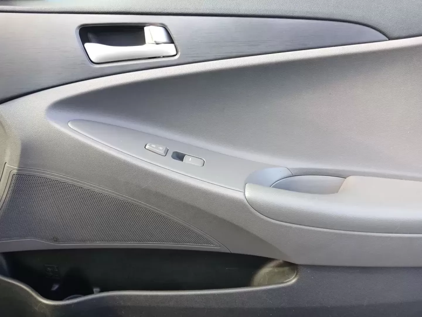 2013 Hyundai Sonata GLS (5NPEB4AC7DH) with an 2.4L L4 DOHC 16V engine, 6-Speed Automatic transmission, located at 1865 W 2nd St., Xenia, OH, 45385, (937) 372-7777, 39.681259, -83.961945 - Looking for the perfect sedan to elevate your daily commute or weekend adventures? Look no further than the 2013 Hyundai Sonata GLS, available now at Jamestown Auto Sales in Xenia, OH. This stylish and reliable vehicle embodies comfort and efficiency, making it an ideal choice for budget-conscious b - Photo#18