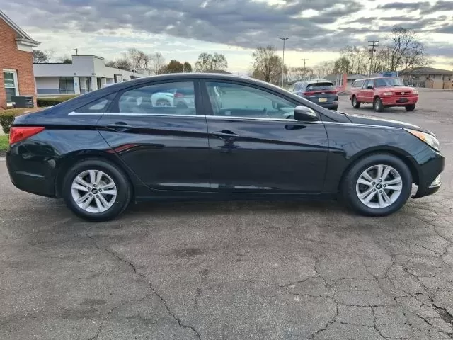 2013 Hyundai Sonata GLS (5NPEB4AC7DH) with an 2.4L L4 DOHC 16V engine, 6-Speed Automatic transmission, located at 1865 W 2nd St., Xenia, OH, 45385, (937) 372-7777, 39.681259, -83.961945 - Looking for the perfect sedan to elevate your daily commute or weekend adventures? Look no further than the 2013 Hyundai Sonata GLS, available now at Jamestown Auto Sales in Xenia, OH. This stylish and reliable vehicle embodies comfort and efficiency, making it an ideal choice for budget-conscious b - Photo#3