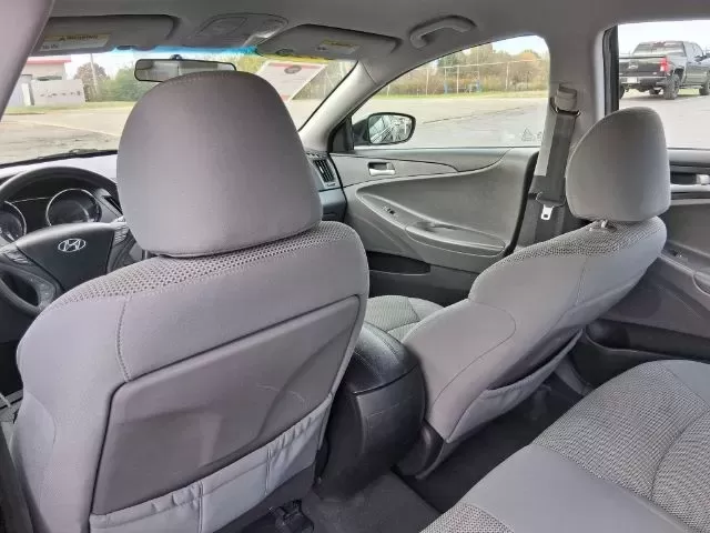 2013 Hyundai Sonata GLS (5NPEB4AC7DH) with an 2.4L L4 DOHC 16V engine, 6-Speed Automatic transmission, located at 1865 W 2nd St., Xenia, OH, 45385, (937) 372-7777, 39.681259, -83.961945 - Looking for the perfect sedan to elevate your daily commute or weekend adventures? Look no further than the 2013 Hyundai Sonata GLS, available now at Jamestown Auto Sales in Xenia, OH. This stylish and reliable vehicle embodies comfort and efficiency, making it an ideal choice for budget-conscious b - Photo#9