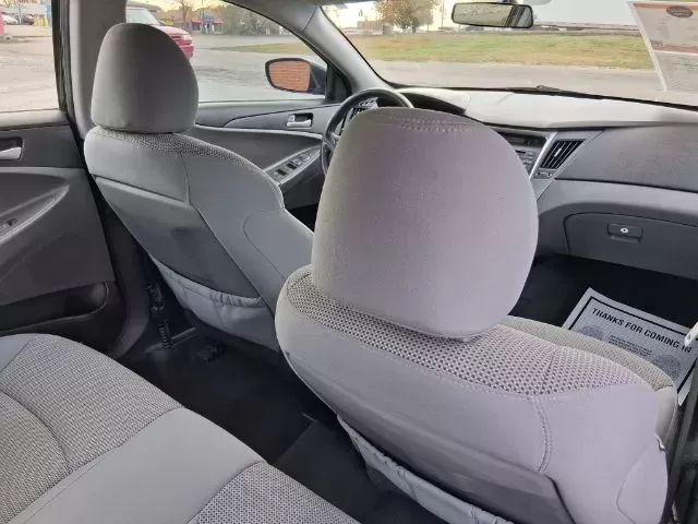 2013 Hyundai Sonata GLS (5NPEB4AC7DH) with an 2.4L L4 DOHC 16V engine, 6-Speed Automatic transmission, located at 1865 W 2nd St., Xenia, OH, 45385, (937) 372-7777, 39.681259, -83.961945 - Looking for the perfect sedan to elevate your daily commute or weekend adventures? Look no further than the 2013 Hyundai Sonata GLS, available now at Jamestown Auto Sales in Xenia, OH. This stylish and reliable vehicle embodies comfort and efficiency, making it an ideal choice for budget-conscious b - Photo#10