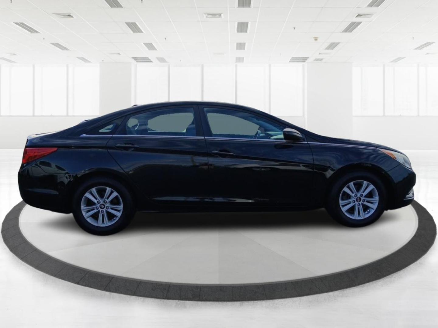 2013 Hyundai Sonata GLS (5NPEB4AC7DH) with an 2.4L L4 DOHC 16V engine, 6-Speed Automatic transmission, located at 1865 W 2nd St., Xenia, OH, 45385, (937) 372-7777, 39.681259, -83.961945 - 2013 Hyundai Sonata GLS - Photo#13