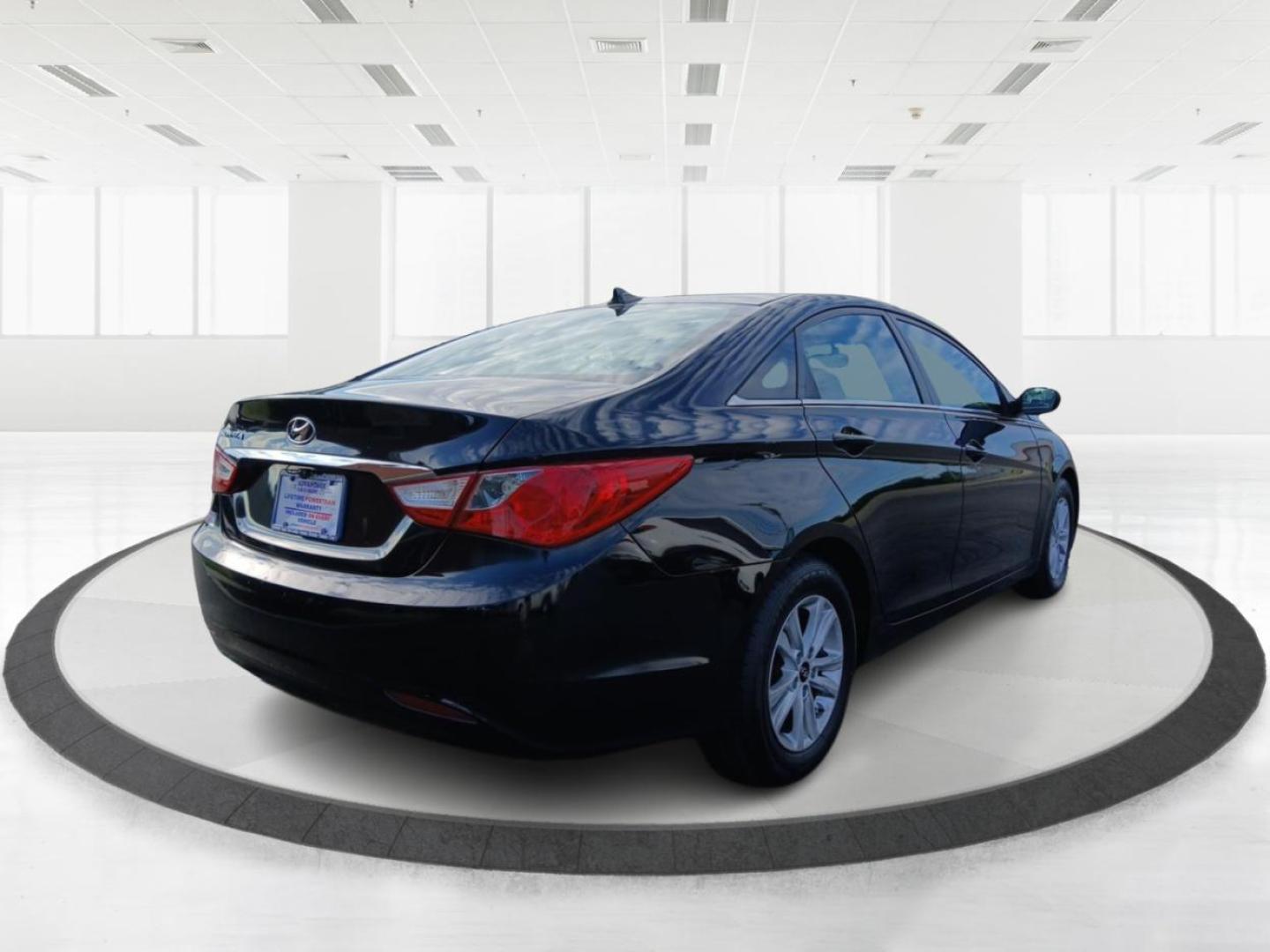 2013 Hyundai Sonata GLS (5NPEB4AC7DH) with an 2.4L L4 DOHC 16V engine, 6-Speed Automatic transmission, located at 1865 W 2nd St., Xenia, OH, 45385, (937) 372-7777, 39.681259, -83.961945 - 2013 Hyundai Sonata GLS - Photo#14