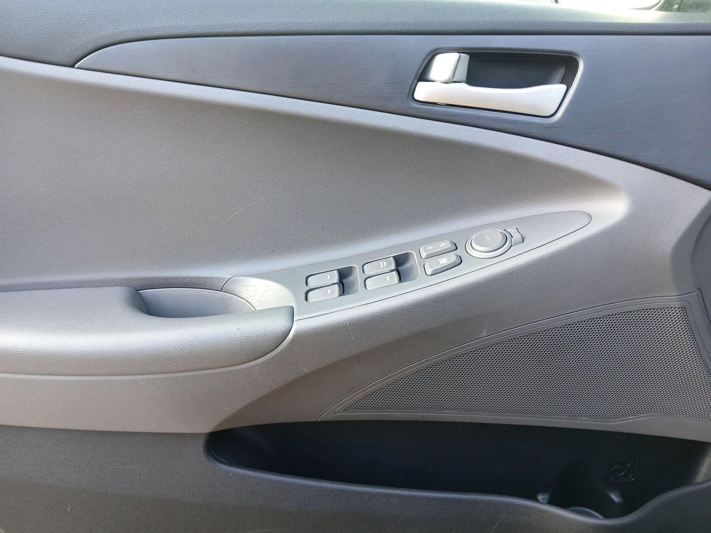 2013 Hyundai Sonata GLS (5NPEB4AC7DH) with an 2.4L L4 DOHC 16V engine, 6-Speed Automatic transmission, located at 1865 W 2nd St., Xenia, OH, 45385, (937) 372-7777, 39.681259, -83.961945 - 2013 Hyundai Sonata GLS - Photo#29