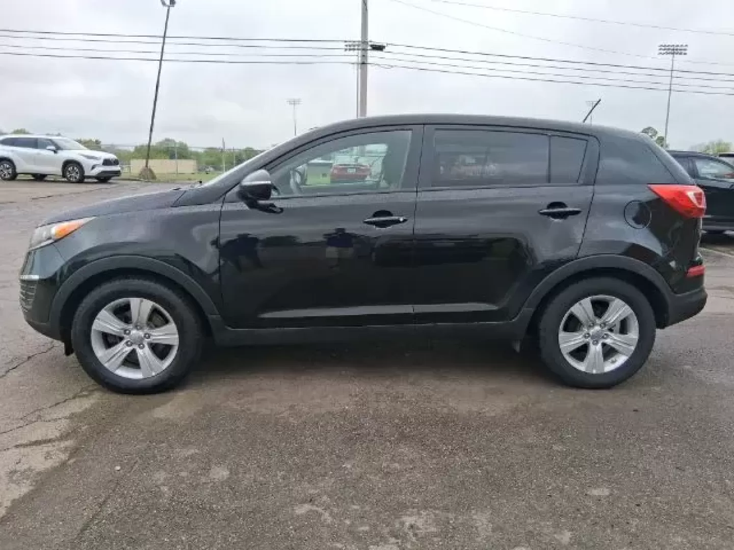 2013 Kia Sportage LX (KNDPB3A27D7) with an 2.4L I-4 DOHC engine, located at 1865 W 2nd St., Xenia, OH, 45385, (937) 372-7777, 39.681259, -83.961945 - **Discover Your Next Adventure with the 2013 Kia Sportage at Jamestown Auto Sales!**<br /> <br /> Are you ready to elevate your weekend adventures or make your daily commute more enjoyable? The 2013 Kia Sportage LX is your ticket to a versatile lifestyle, perfectly designed for those who crave both - Photo#3