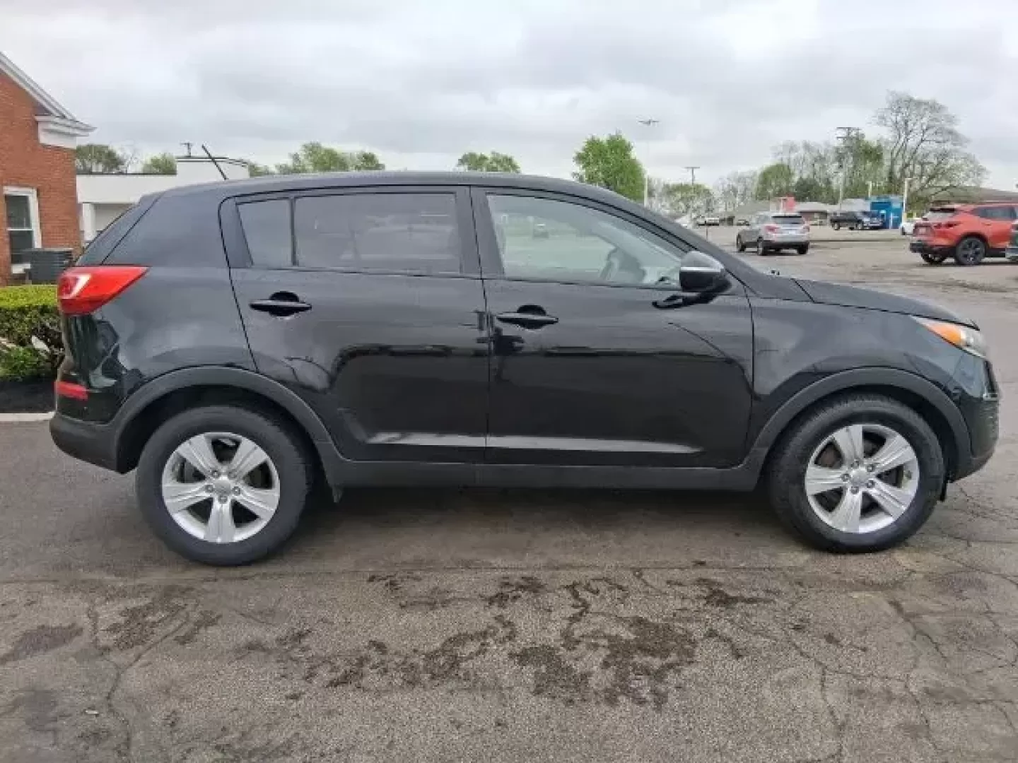 2013 Kia Sportage LX (KNDPB3A27D7) with an 2.4L I-4 DOHC engine, located at 1865 W 2nd St., Xenia, OH, 45385, (937) 372-7777, 39.681259, -83.961945 - **Discover Your Next Adventure with the 2013 Kia Sportage at Jamestown Auto Sales!**<br /> <br /> Are you ready to elevate your weekend adventures or make your daily commute more enjoyable? The 2013 Kia Sportage LX is your ticket to a versatile lifestyle, perfectly designed for those who crave both - Photo#4