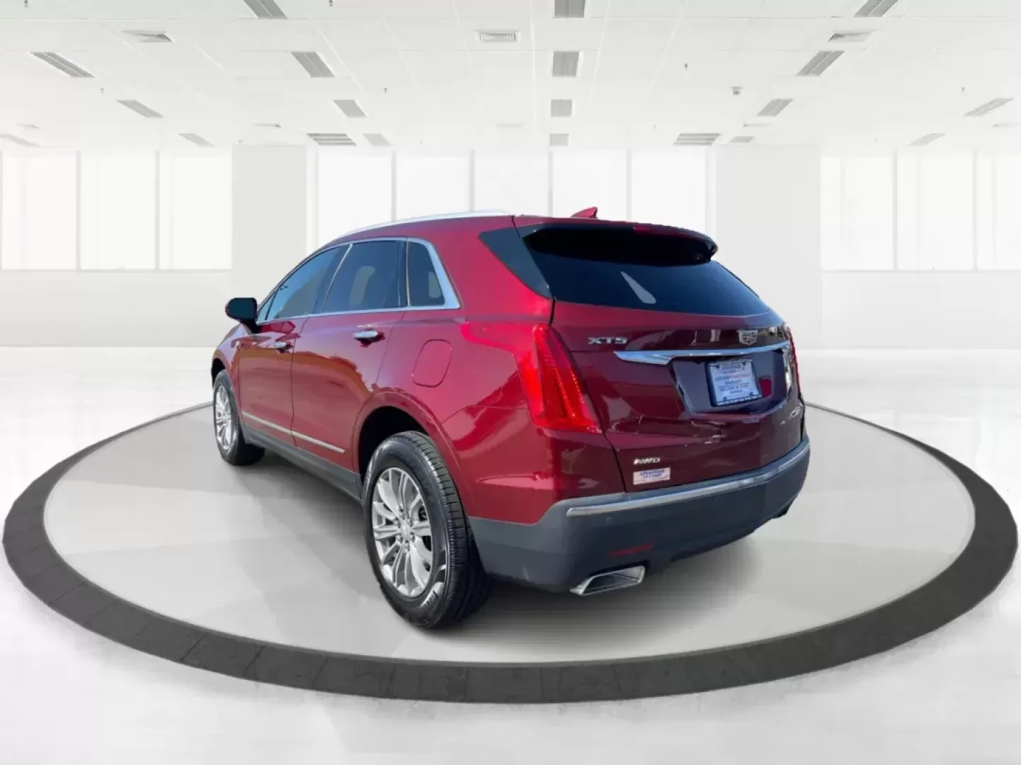 2017 Cadillac XT5 Luxury AWD (1GYKNDRS4HZ) with an 3.6L V6 DOHC 24V engine, 8-Speed Automatic transmission, located at 1865 W 2nd St., Xenia, OH, 45385, (937) 372-7777, 39.681259, -83.961945 - 2017 Cadillac XT5 Luxury AWD - Photo#5