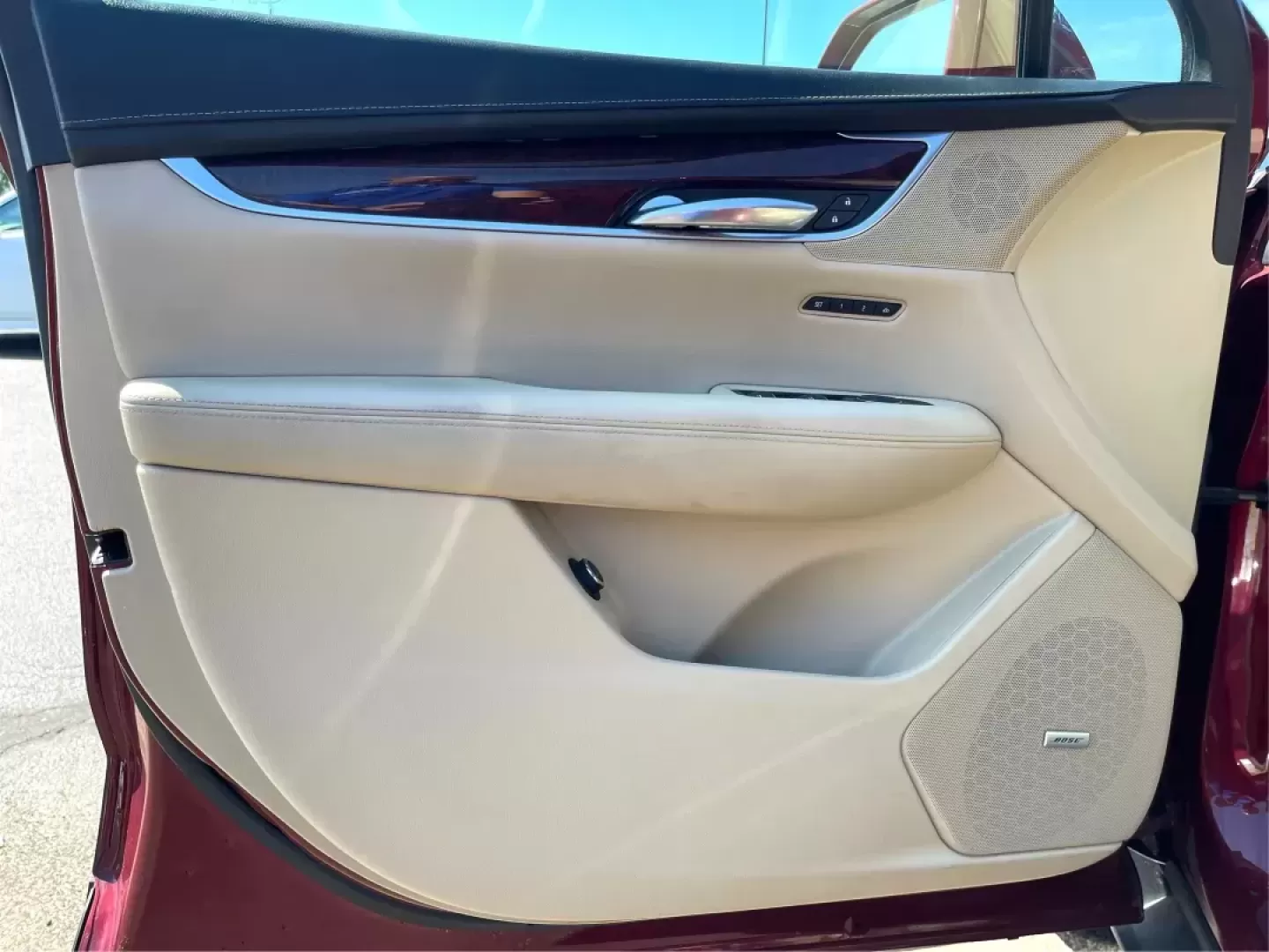 2017 Cadillac XT5 Luxury AWD (1GYKNDRS4HZ) with an 3.6L V6 DOHC 24V engine, 8-Speed Automatic transmission, located at 1865 W 2nd St., Xenia, OH, 45385, (937) 372-7777, 39.681259, -83.961945 - 2017 Cadillac XT5 Luxury AWD - Photo#18