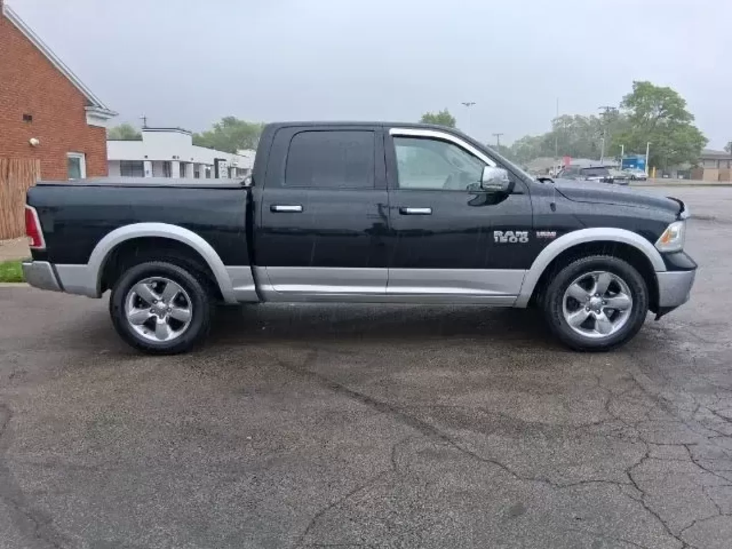 2015 Ram 1500 Laramie Crew Cab SWB 4WD (1C6RR7NT7FS) with an 5.7L V8 OHV 16V engine, 8-Speed Automatic transmission, located at 1865 W 2nd St., Xenia, OH, 45385, (937) 372-7777, 39.681259, -83.961945 - **Unlock Your Weekend Adventures with the 2015 Ram 1500 Laramie Crew Cab 4WD at Jamestown Auto Sales!**<br /> <br /> Are you ready to elevate your lifestyle with a vehicle that combines power, comfort, and versatility? Look no further than this 2015 Ram 1500 Laramie Crew Cab SWB, the ultimate truck - Photo#4