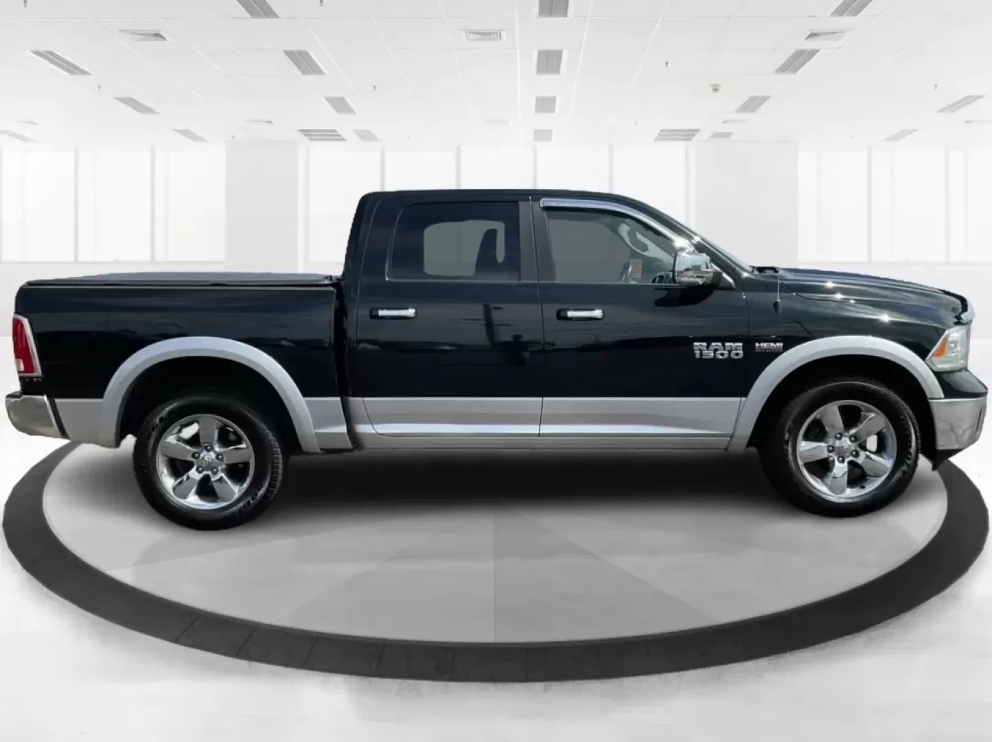 2015 Ram 1500 Laramie Crew Cab SWB 4WD (1C6RR7NT7FS) with an 5.7L V8 OHV 16V engine, 8-Speed Automatic transmission, located at 1865 W 2nd St., Xenia, OH, 45385, (937) 372-7777, 39.681259, -83.961945 - **Unlock Your Weekend Adventures with the 2015 Ram 1500 Laramie Crew Cab 4WD at Jamestown Auto Sales!**<br /> <br /> Are you ready to elevate your lifestyle with a vehicle that combines power, comfort, and versatility? Look no further than this 2015 Ram 1500 Laramie Crew Cab SWB, the ultimate truck - Photo#2