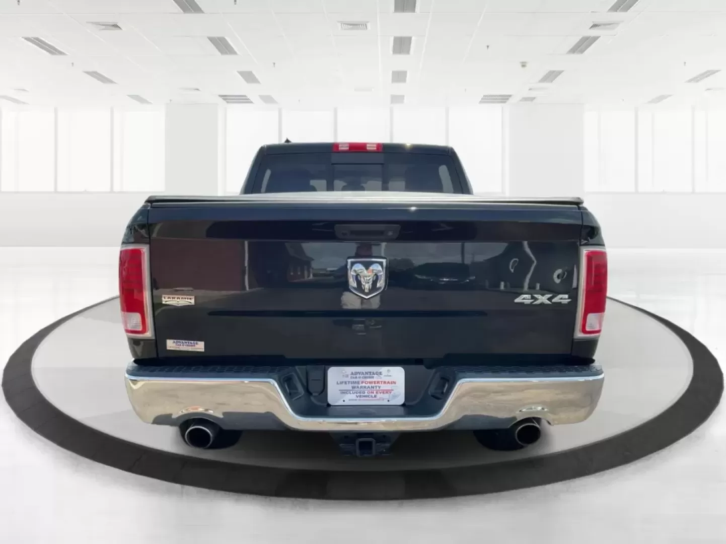 2015 Ram 1500 Laramie Crew Cab SWB 4WD (1C6RR7NT7FS) with an 5.7L V8 OHV 16V engine, 8-Speed Automatic transmission, located at 1865 W 2nd St., Xenia, OH, 45385, (937) 372-7777, 39.681259, -83.961945 - **Unlock Your Weekend Adventures with the 2015 Ram 1500 Laramie Crew Cab 4WD at Jamestown Auto Sales!**<br /> <br /> Are you ready to elevate your lifestyle with a vehicle that combines power, comfort, and versatility? Look no further than this 2015 Ram 1500 Laramie Crew Cab SWB, the ultimate truck - Photo#4