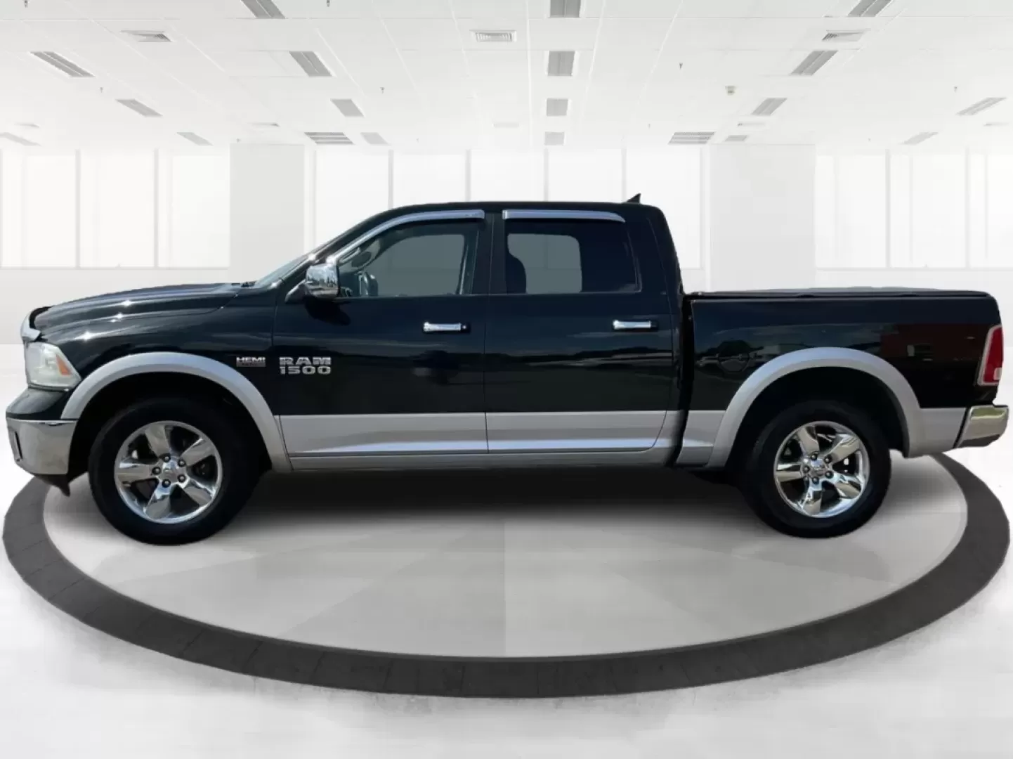 2015 Ram 1500 Laramie Crew Cab SWB 4WD (1C6RR7NT7FS) with an 5.7L V8 OHV 16V engine, 8-Speed Automatic transmission, located at 1865 W 2nd St., Xenia, OH, 45385, (937) 372-7777, 39.681259, -83.961945 - **Unlock Your Weekend Adventures with the 2015 Ram 1500 Laramie Crew Cab 4WD at Jamestown Auto Sales!**<br /> <br /> Are you ready to elevate your lifestyle with a vehicle that combines power, comfort, and versatility? Look no further than this 2015 Ram 1500 Laramie Crew Cab SWB, the ultimate truck - Photo#6