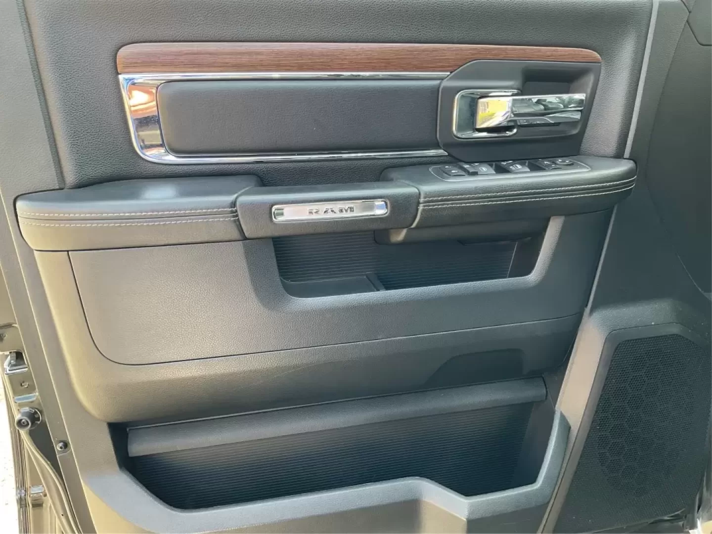 2015 Ram 1500 Laramie Crew Cab SWB 4WD (1C6RR7NT7FS) with an 5.7L V8 OHV 16V engine, 8-Speed Automatic transmission, located at 1865 W 2nd St., Xenia, OH, 45385, (937) 372-7777, 39.681259, -83.961945 - **Unlock Your Weekend Adventures with the 2015 Ram 1500 Laramie Crew Cab 4WD at Jamestown Auto Sales!**<br /> <br /> Are you ready to elevate your lifestyle with a vehicle that combines power, comfort, and versatility? Look no further than this 2015 Ram 1500 Laramie Crew Cab SWB, the ultimate truck - Photo#18