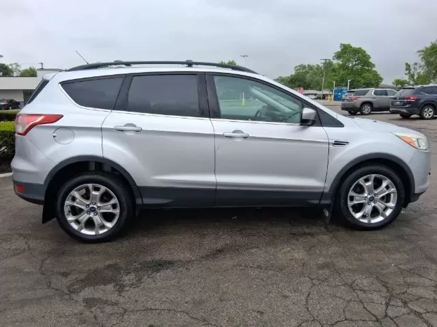 2013 Ford Escape SE 4WD (1FMCU9G9XDU) with an 2.0L L4 DOHC 16V engine, 6-Speed Automatic transmission, located at 1865 W 2nd St., Xenia, OH, 45385, (937) 372-7777, 39.681259, -83.961945 - 2013 Ford Escape SE 4WD - Photo#3