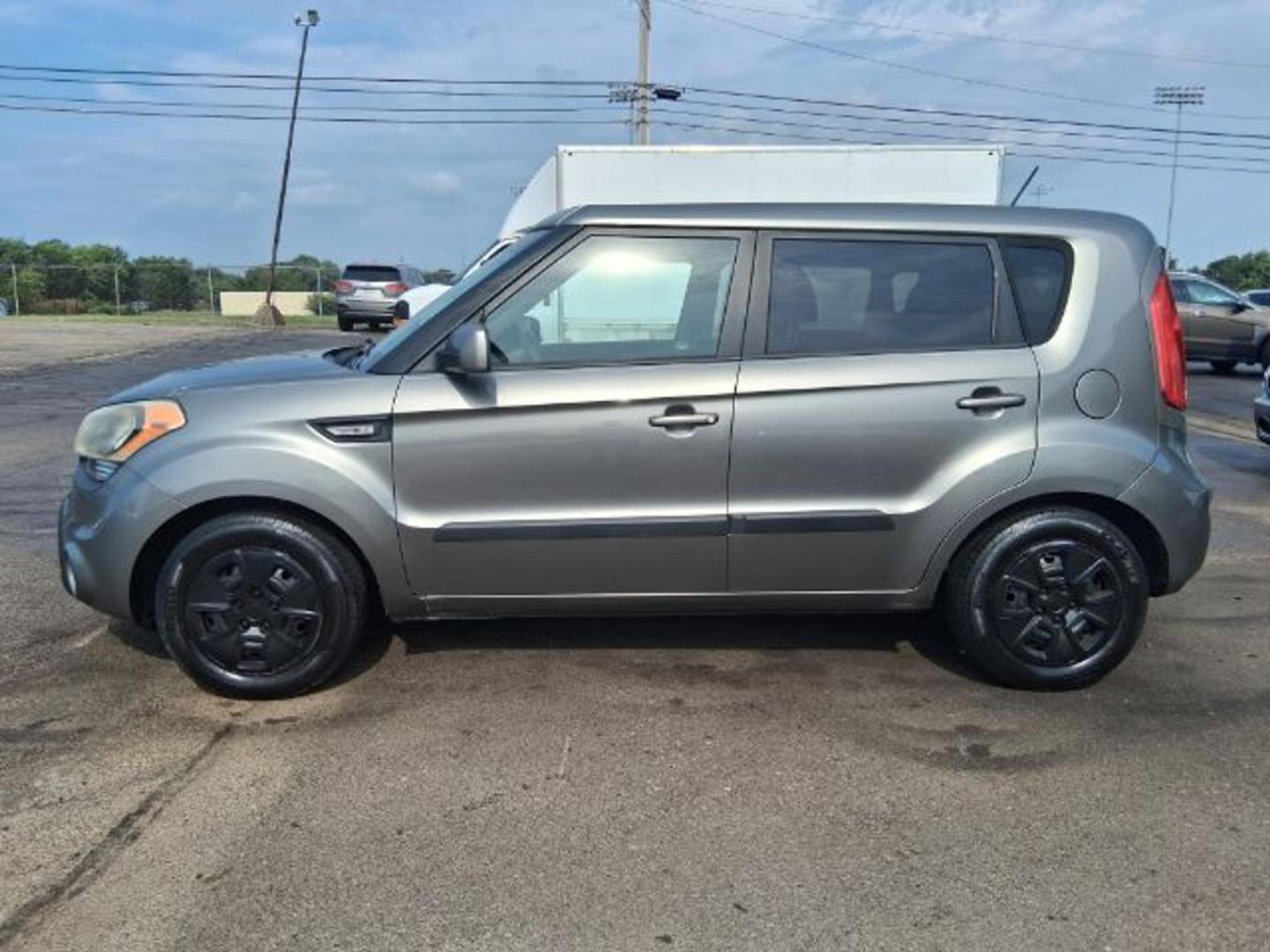 2013 Shadow Metallic Kia Soul Base (KNDJT2A58D7) with an 1.6L L4 DOHC 16V engine, 5-Speed Manual transmission, located at 1865 W 2nd St., Xenia, OH, 45385, (937) 372-7777, 39.681259, -83.961945 - Photo#2