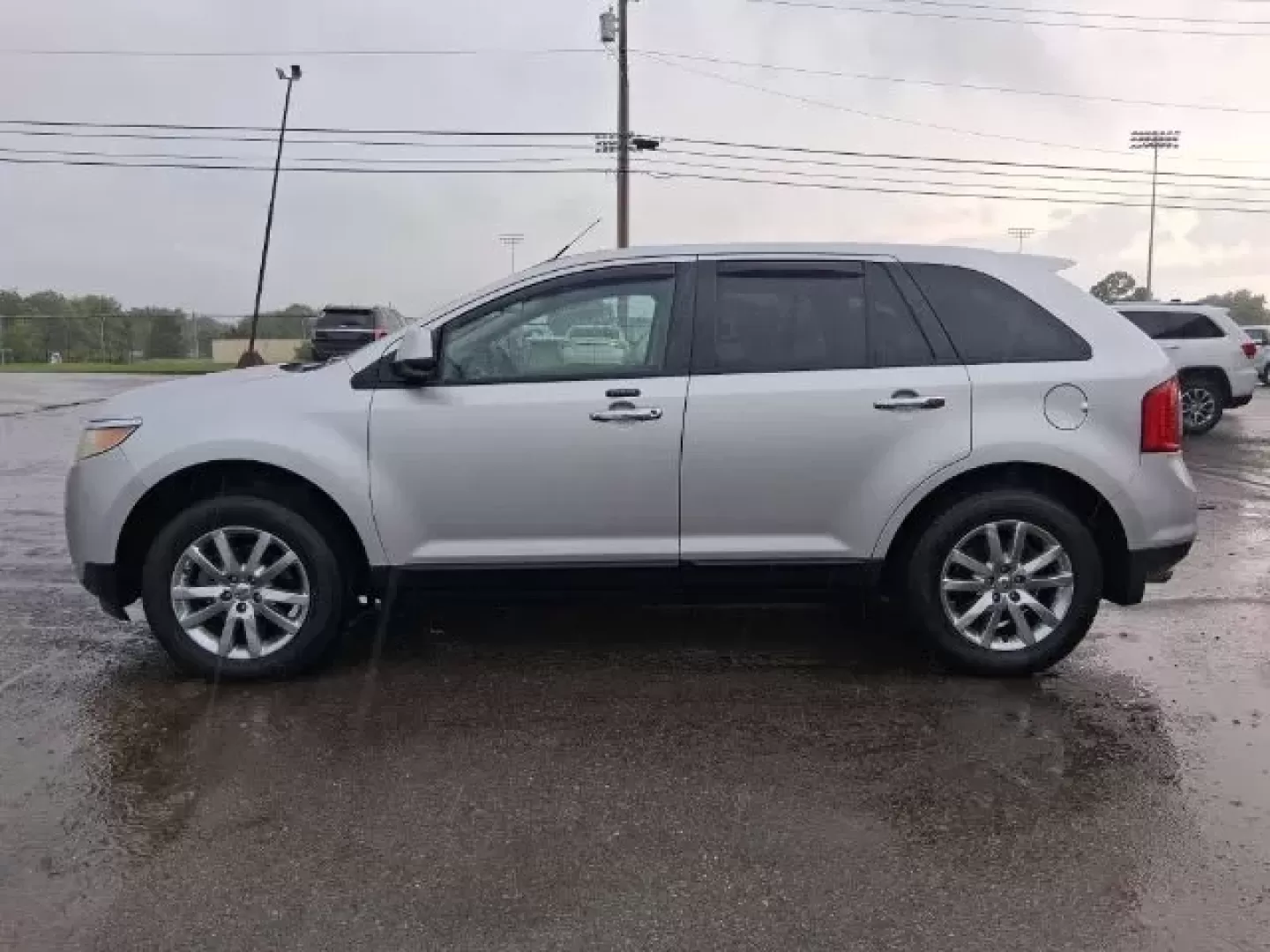 2011 Ford Edge SEL AWD (2FMDK4JC6BB) with an 3.5L V6 DOHC 24V engine, 6-Speed Automatic transmission, located at 1865 W 2nd St., Xenia, OH, 45385, (937) 372-7777, 39.681259, -83.961945 - Are you ready to elevate your adventures while accommodating your growing family's needs? Look no further than the versatile 2011 Ford Edge SEL AWD, a perfect blend of style, comfort, and reliability, now available at Jamestown Auto Sales in Xenia, OH. This SUV is designed to cater not only to your - Photo#2