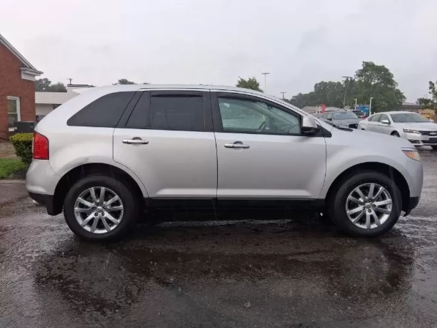 2011 Ford Edge SEL AWD (2FMDK4JC6BB) with an 3.5L V6 DOHC 24V engine, 6-Speed Automatic transmission, located at 1865 W 2nd St., Xenia, OH, 45385, (937) 372-7777, 39.681259, -83.961945 - Are you ready to elevate your adventures while accommodating your growing family's needs? Look no further than the versatile 2011 Ford Edge SEL AWD, a perfect blend of style, comfort, and reliability, now available at Jamestown Auto Sales in Xenia, OH. This SUV is designed to cater not only to your - Photo#3