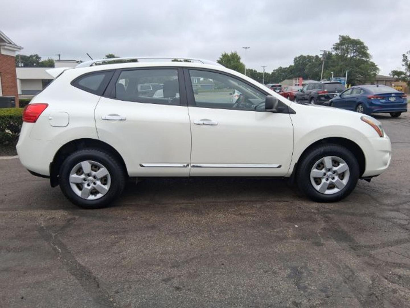 2015 Pearl White Nissan Rogue Select S (JN8AS5MV1FW) with an 2.5L I-4 DOHC engine, located at 1865 W 2nd St., Xenia, OH, 45385, (937) 372-7777, 39.681259, -83.961945 - Photo#3